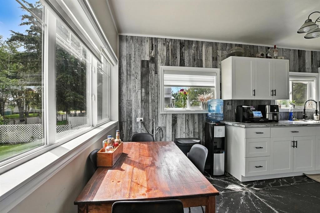 









1018


Windsor

Avenue,
Penhold,




AB
T0M 1R0

