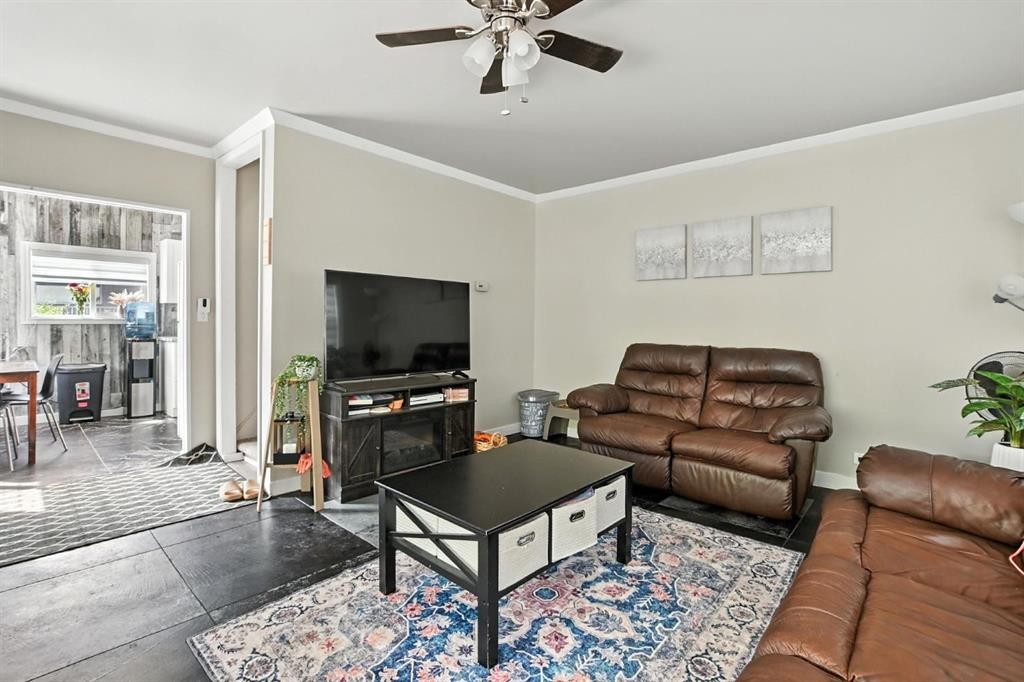 









1018


Windsor

Avenue,
Penhold,




AB
T0M 1R0

