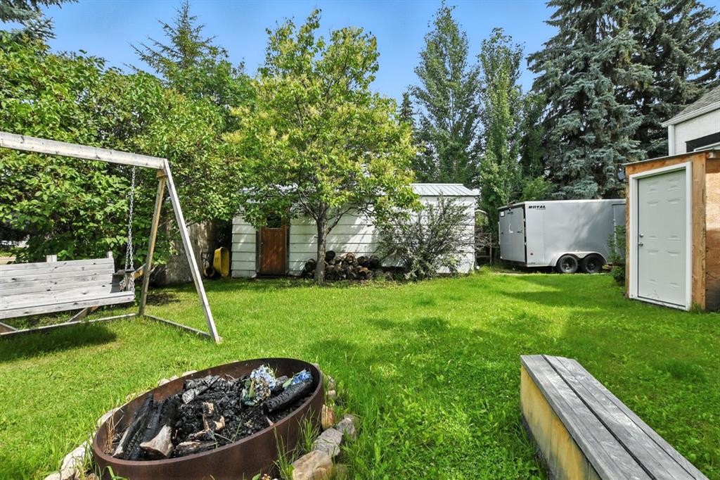 









1018


Windsor

Avenue,
Penhold,




AB
T0M 1R0

