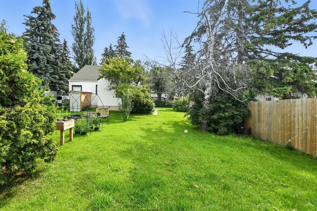 









1018


Windsor

Avenue,
Penhold,




AB
T0M 1R0


