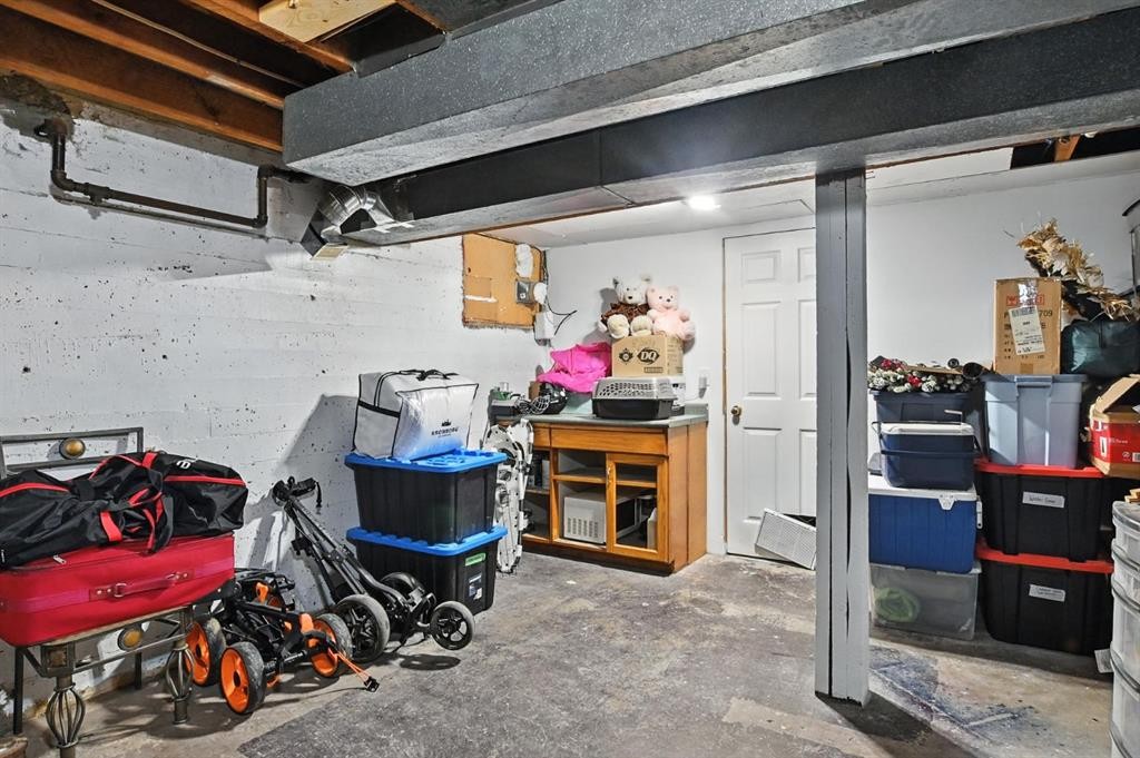 









1018


Windsor

Avenue,
Penhold,




AB
T0M 1R0

