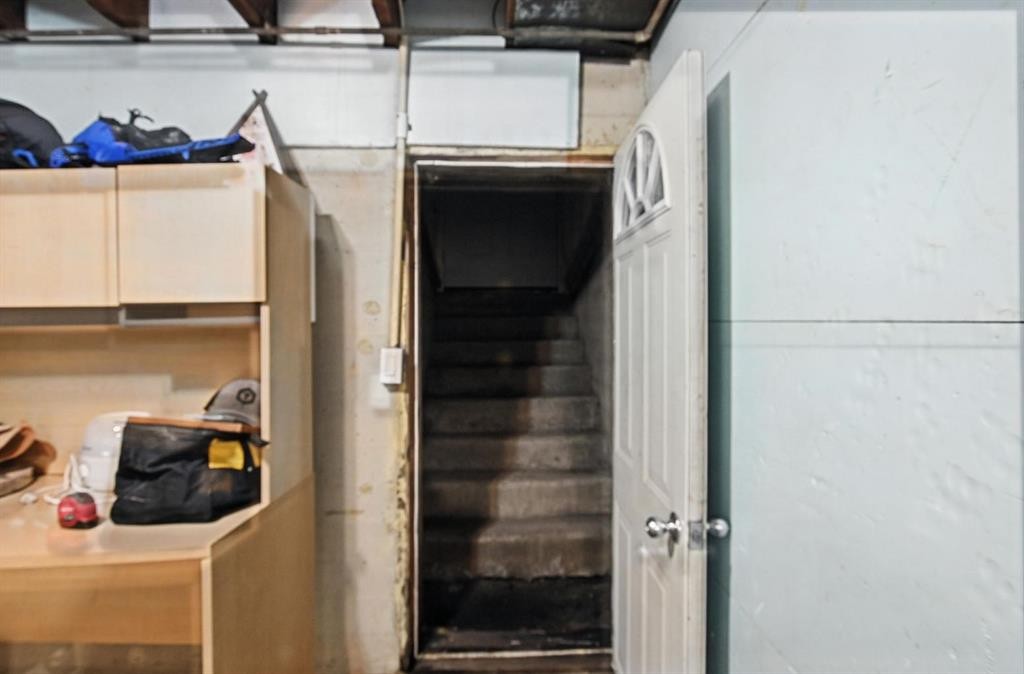 









1018


Windsor

Avenue,
Penhold,




AB
T0M 1R0

