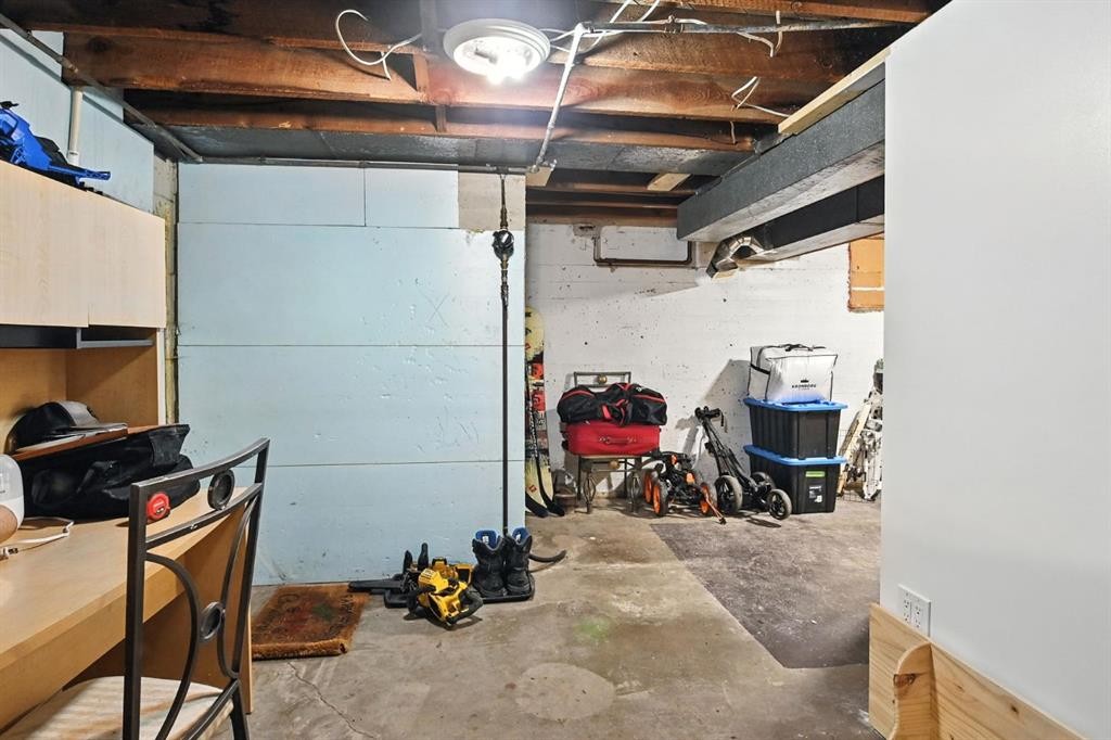 









1018


Windsor

Avenue,
Penhold,




AB
T0M 1R0

