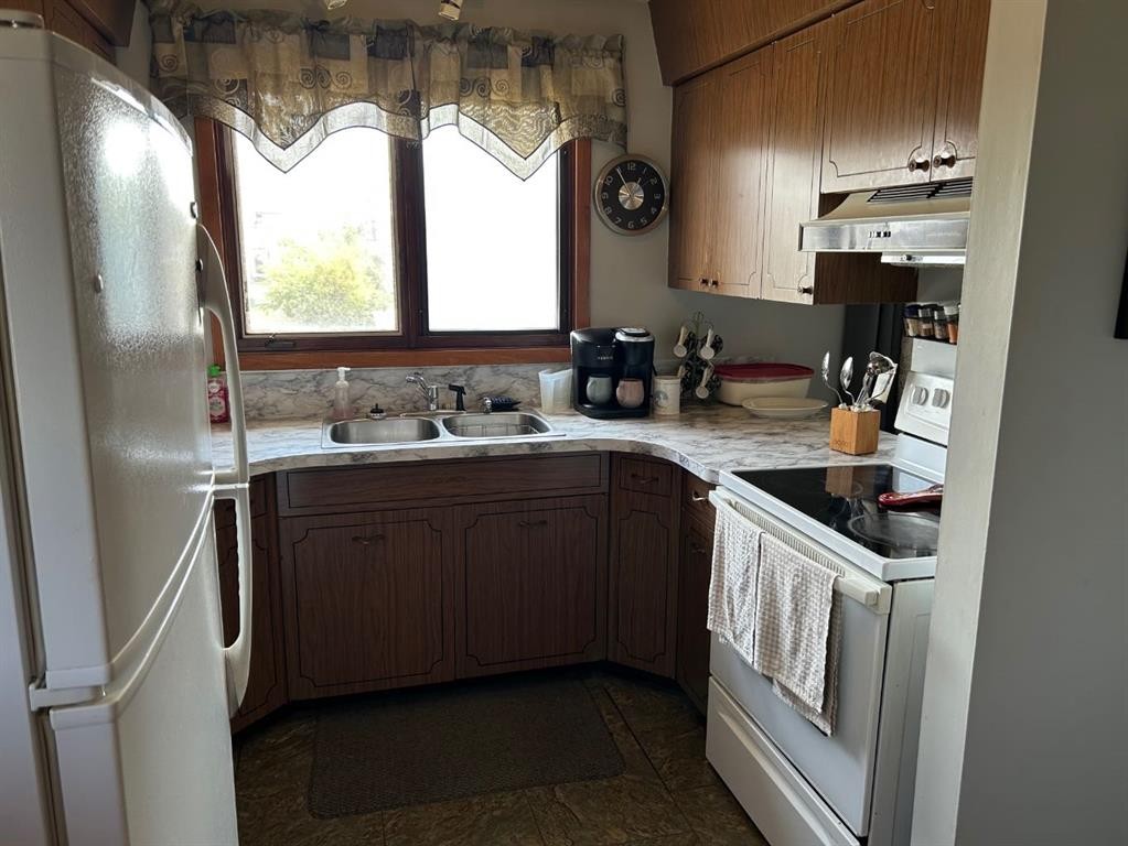 









4912


49

Street,
Hardisty,




AB
T0B1V0

