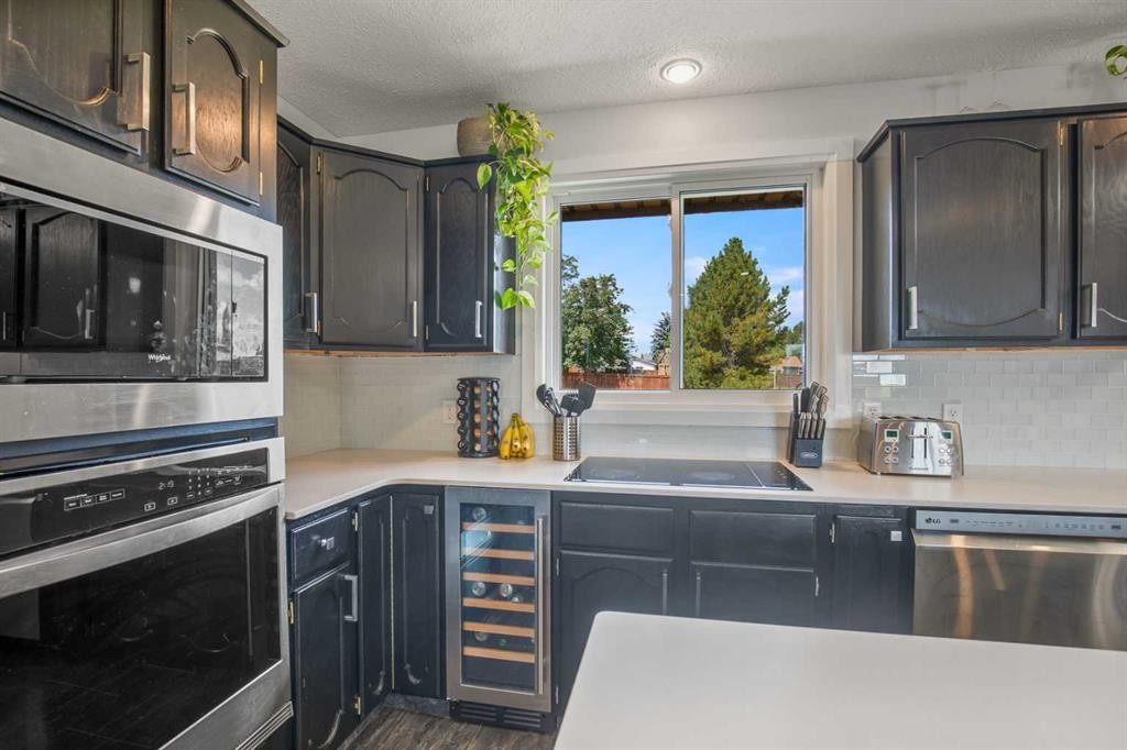 









5821


45

Avenue,
Lacombe,




AB
T4L 1M6

