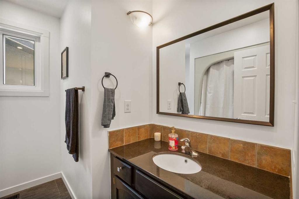









5821


45

Avenue,
Lacombe,




AB
T4L 1M6

