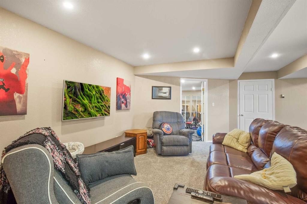 









5821


45

Avenue,
Lacombe,




AB
T4L 1M6

