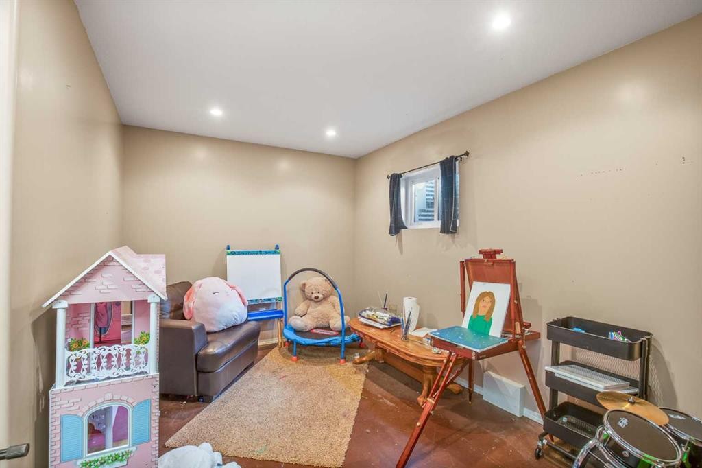 









5821


45

Avenue,
Lacombe,




AB
T4L 1M6

