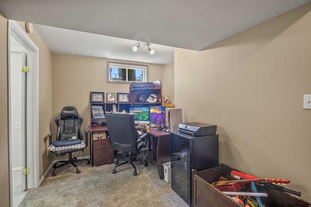 









5821


45

Avenue,
Lacombe,




AB
T4L 1M6


