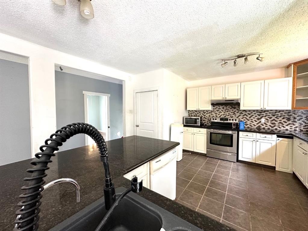 









400


Strom Street

,
Heisler,




AB
T0B2A0

