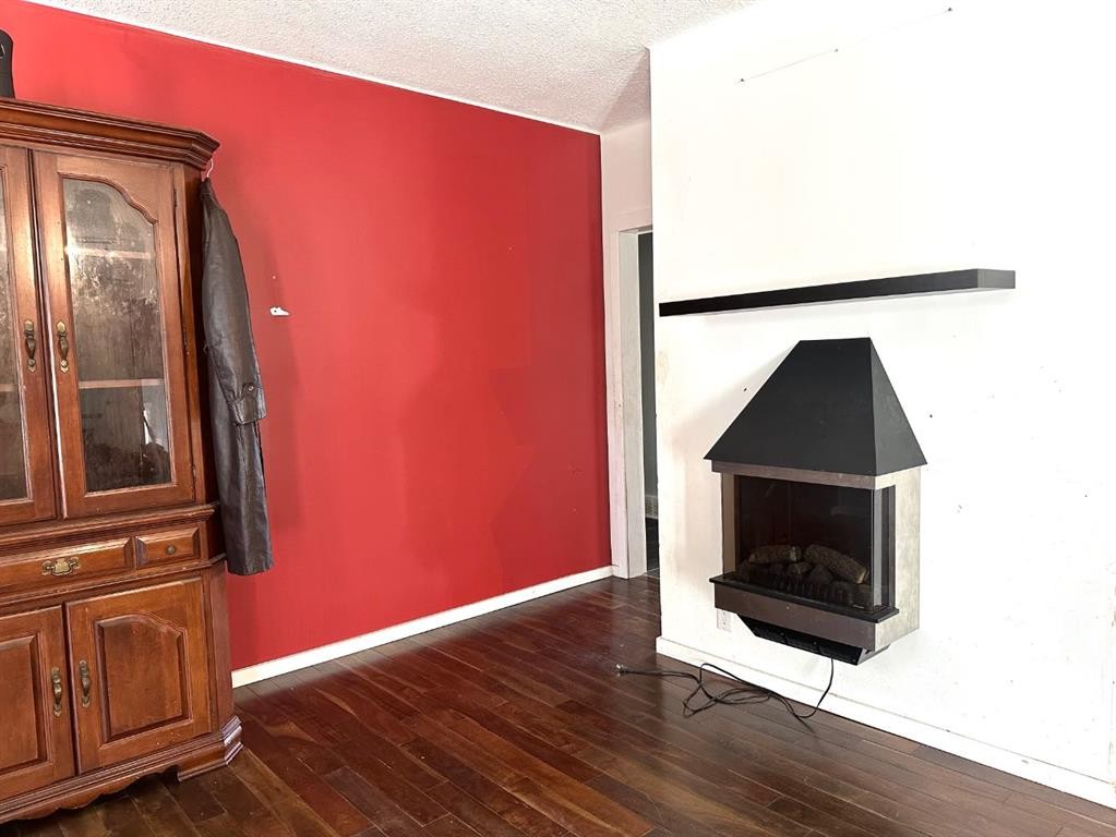 









400


Strom Street

,
Heisler,




AB
T0B2A0

