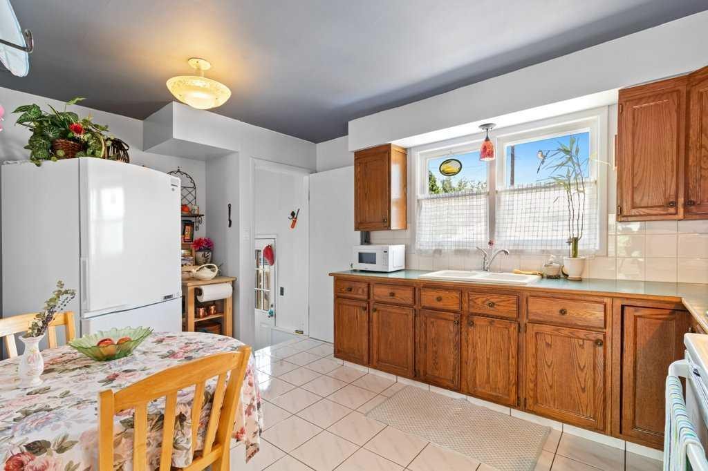 









3734


46

Street,
Red Deer,




AB
T4N 1L6

