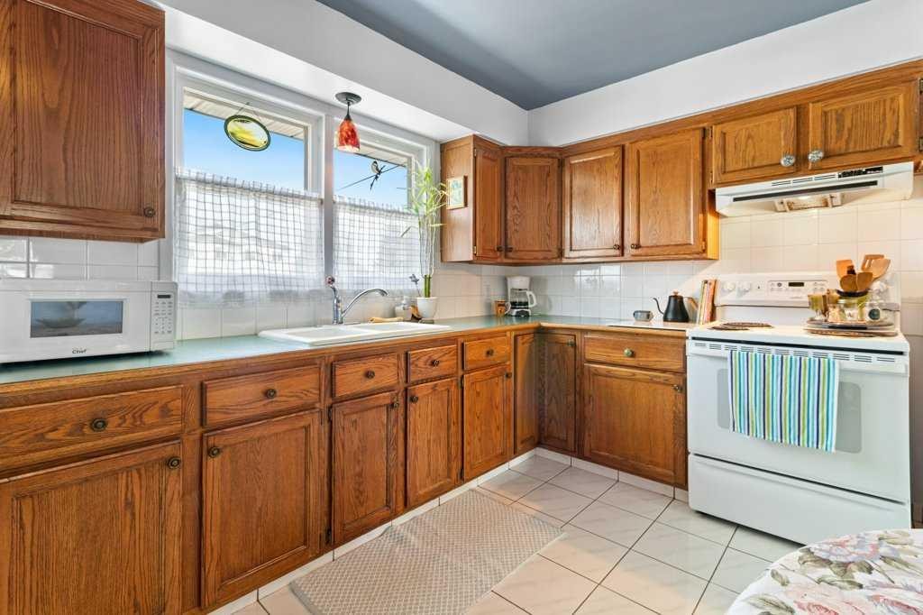 









3734


46

Street,
Red Deer,




AB
T4N 1L6

