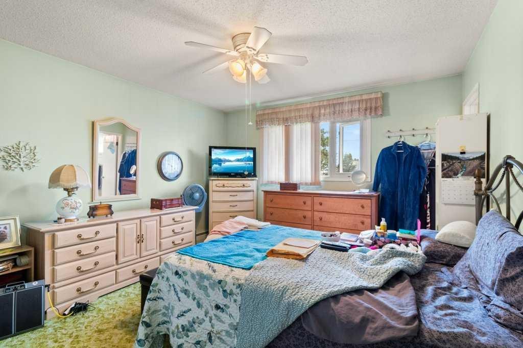 









5223


53

Street,
Eckville,




AB
T0M 0X0

