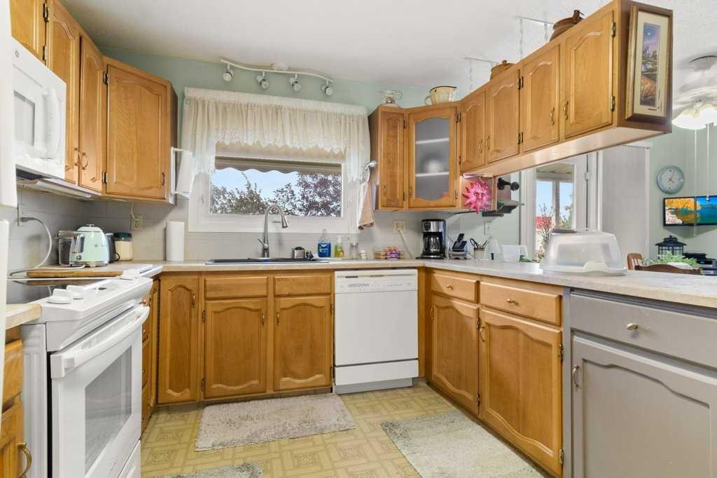 









5223


53

Street,
Eckville,




AB
T0M 0X0

