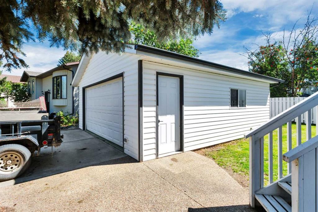 









11


Maple

Bay,
Lacombe,




AB
T4L1V5

