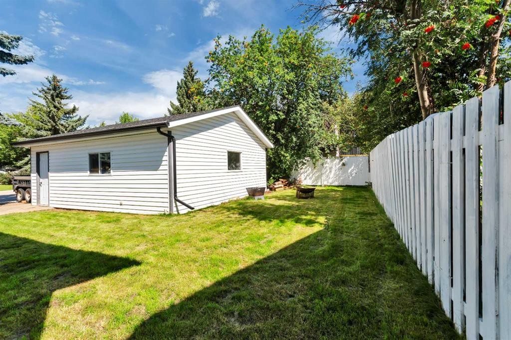 









11


Maple

Bay,
Lacombe,




AB
T4L1V5

