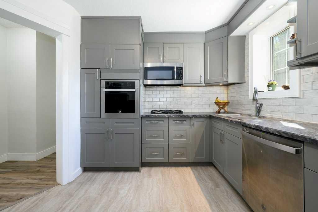 









5238


52

Street,
Lacombe,




AB
T4L 1B8

