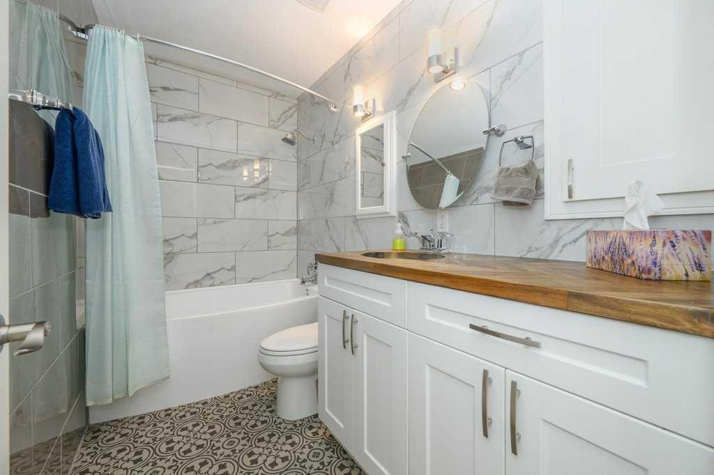 









5238


52

Street,
Lacombe,




AB
T4L 1B8

