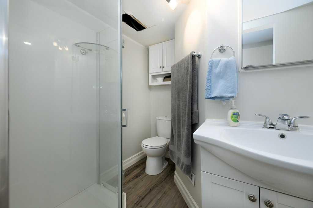 









5238


52

Street,
Lacombe,




AB
T4L 1B8

