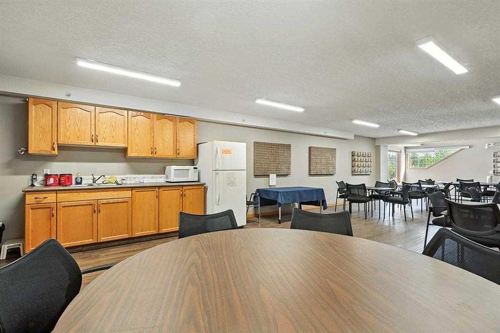 









4805


45

Street, 404,
Red Deer,




AB
T4N 7A9

