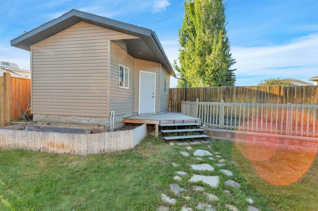 









46


Lexington

Close,
Lacombe,




AB
T4L2J3

