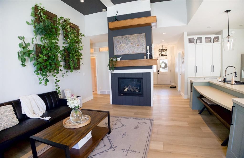









7102


Cobb

Street,
Lacombe,




AB
T4L 1Z3

