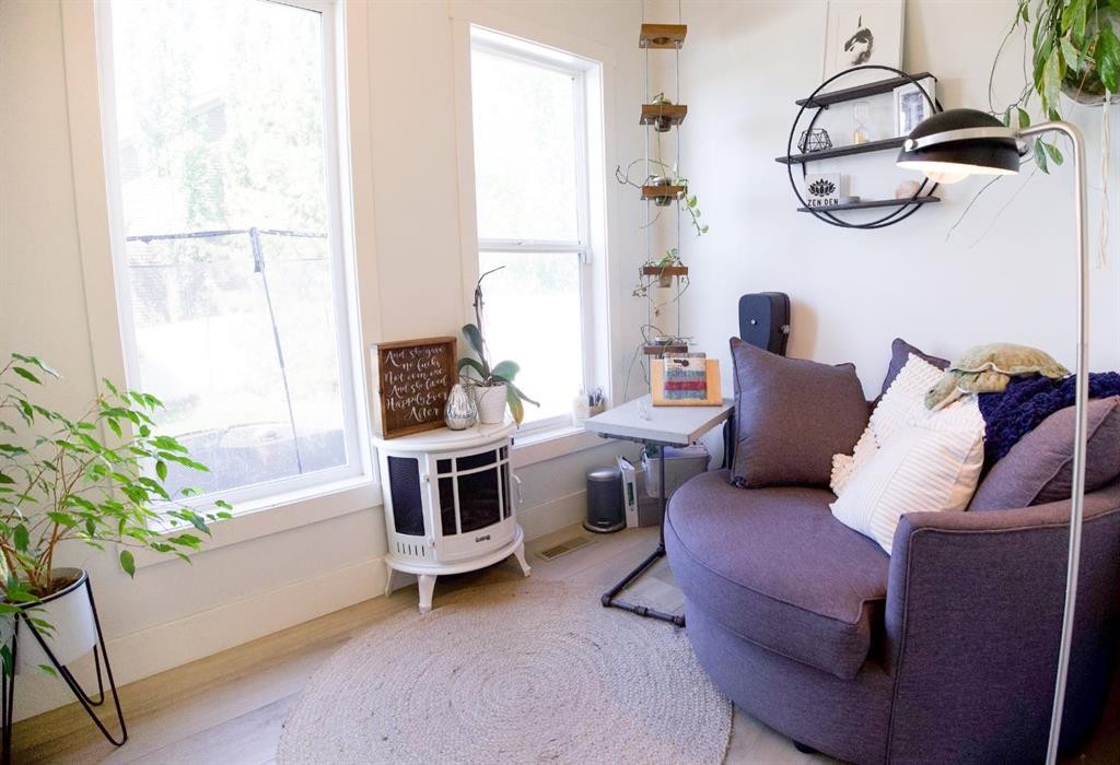 









7102


Cobb

Street,
Lacombe,




AB
T4L 1Z3

