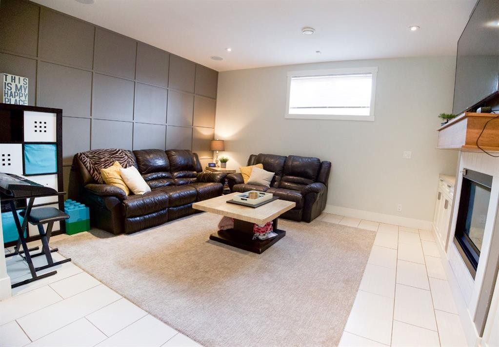 









7102


Cobb

Street,
Lacombe,




AB
T4L 1Z3

