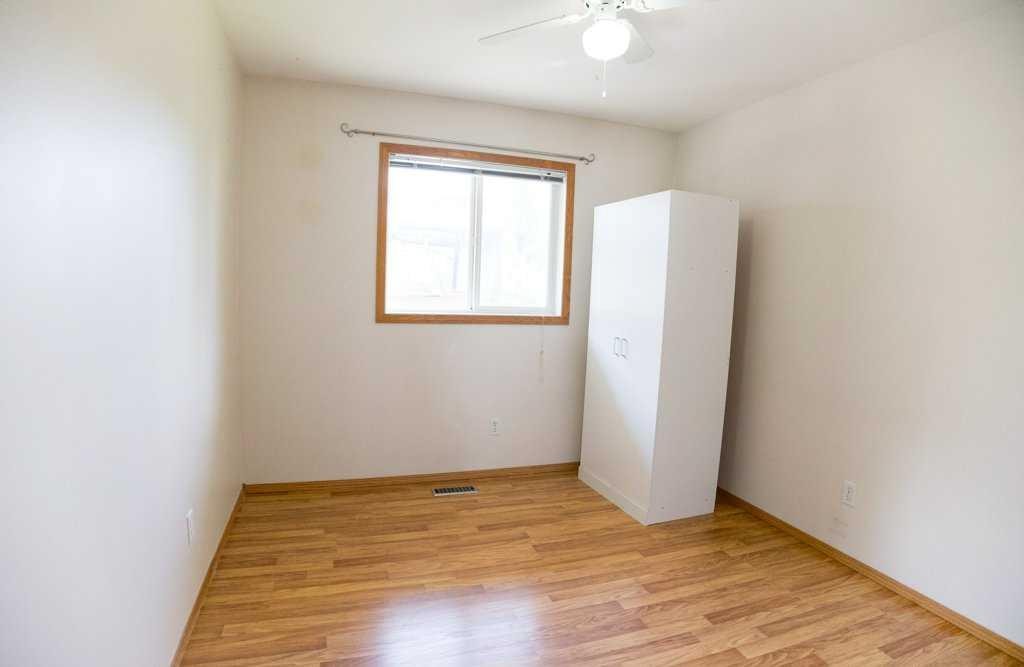 









5905


61

Avenue,
Ponoka,




AB
T4J 1T8

