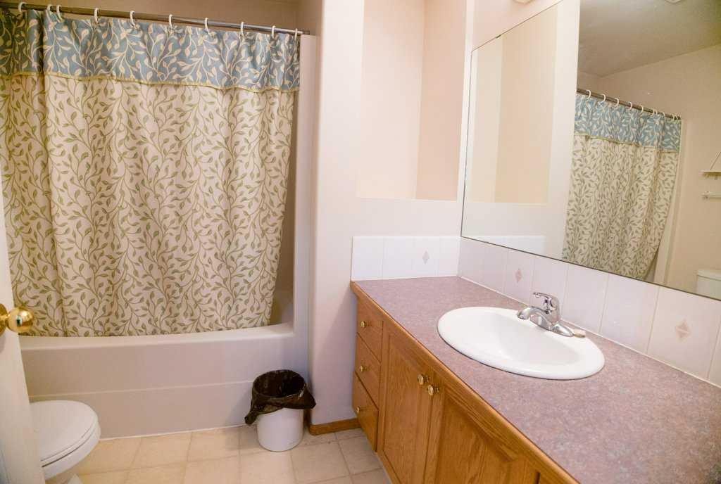 









5905


61

Avenue,
Ponoka,




AB
T4J 1T8

