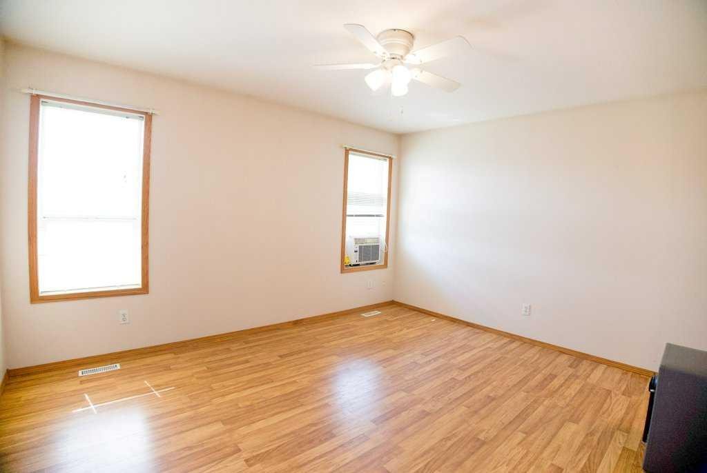 









5905


61

Avenue,
Ponoka,




AB
T4J 1T8

