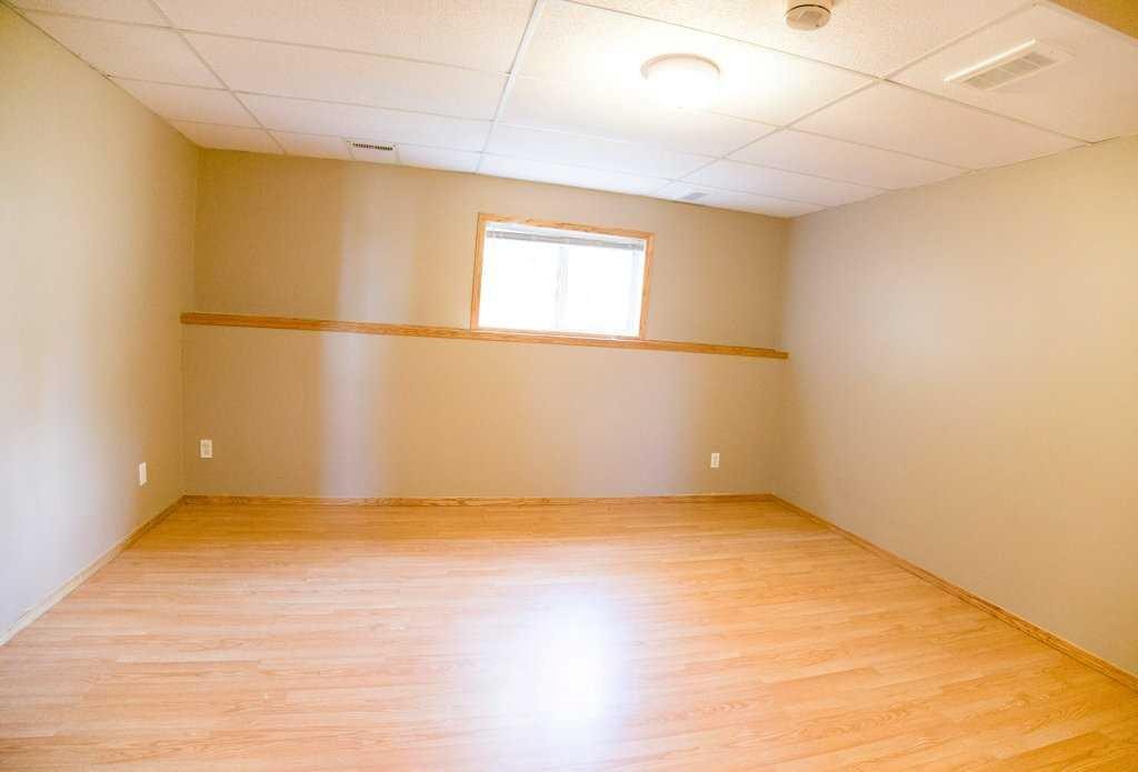 









5905


61

Avenue,
Ponoka,




AB
T4J 1T8

