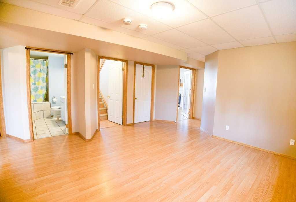 









5905


61

Avenue,
Ponoka,




AB
T4J 1T8

