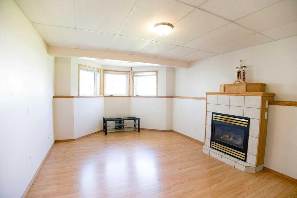 









5905


61

Avenue,
Ponoka,




AB
T4J 1T8

