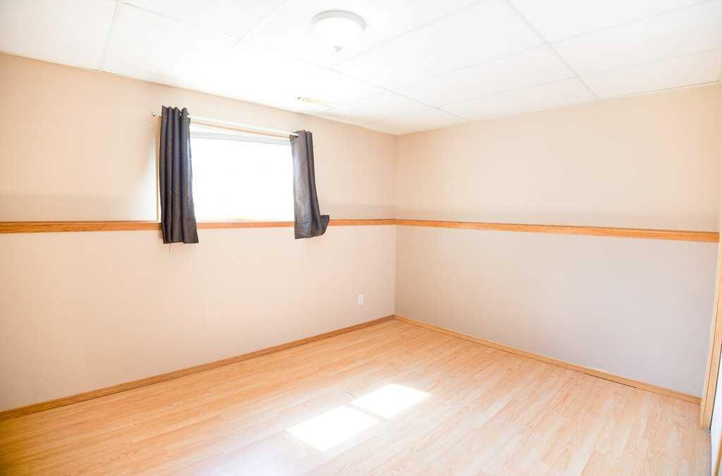 









5905


61

Avenue,
Ponoka,




AB
T4J 1T8

