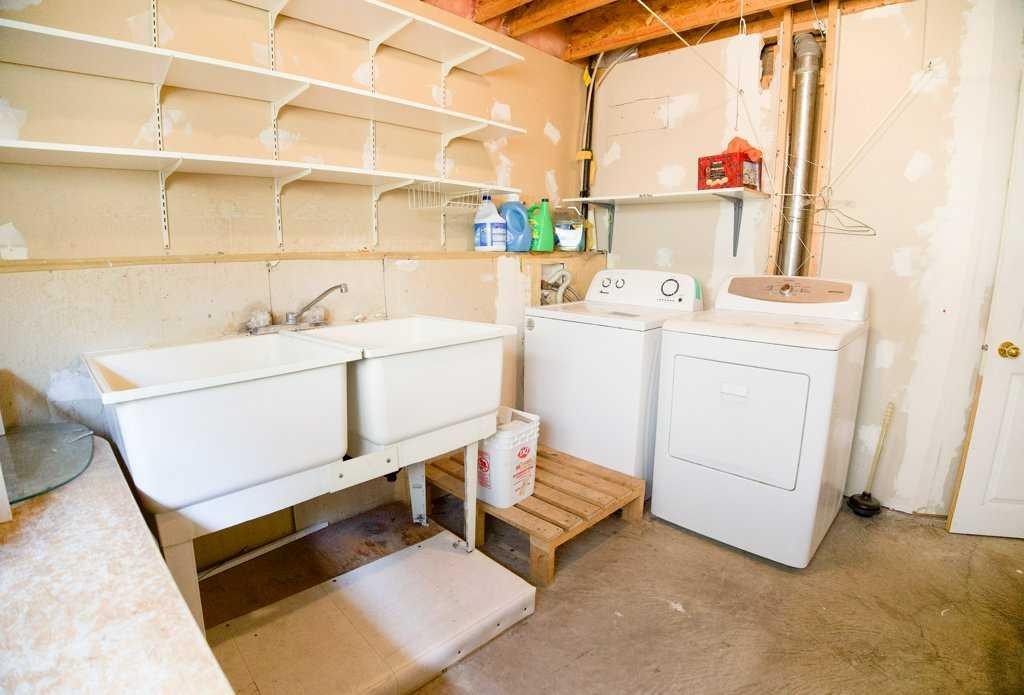 









5905


61

Avenue,
Ponoka,




AB
T4J 1T8

