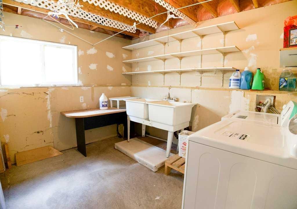 









5905


61

Avenue,
Ponoka,




AB
T4J 1T8

