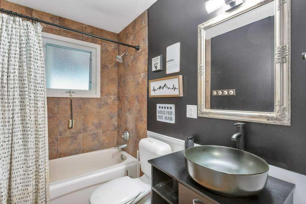 









101


Lakeview

Avenue,
Gull Lake,




AB
T4L 2N1


