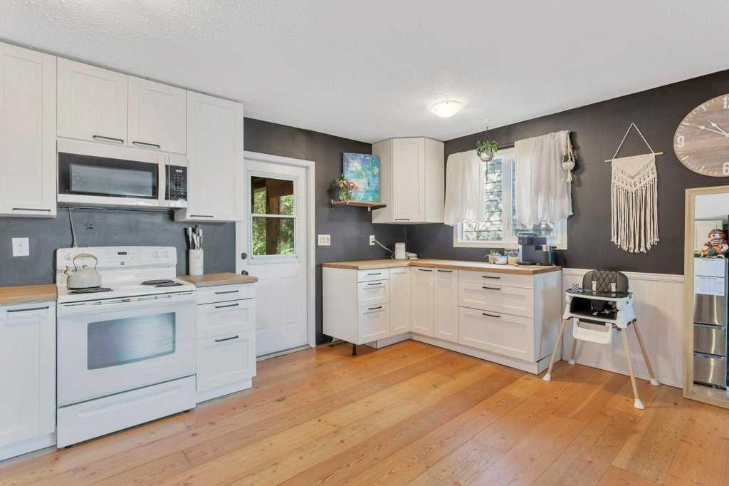









101


Lakeview

Avenue,
Gull Lake,




AB
T4L 2N1

