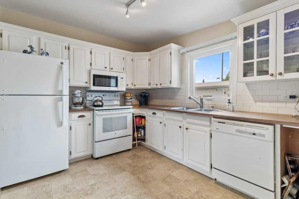 









3948


35A

Avenue,
Red Deer,




AB
T4N 2S5

