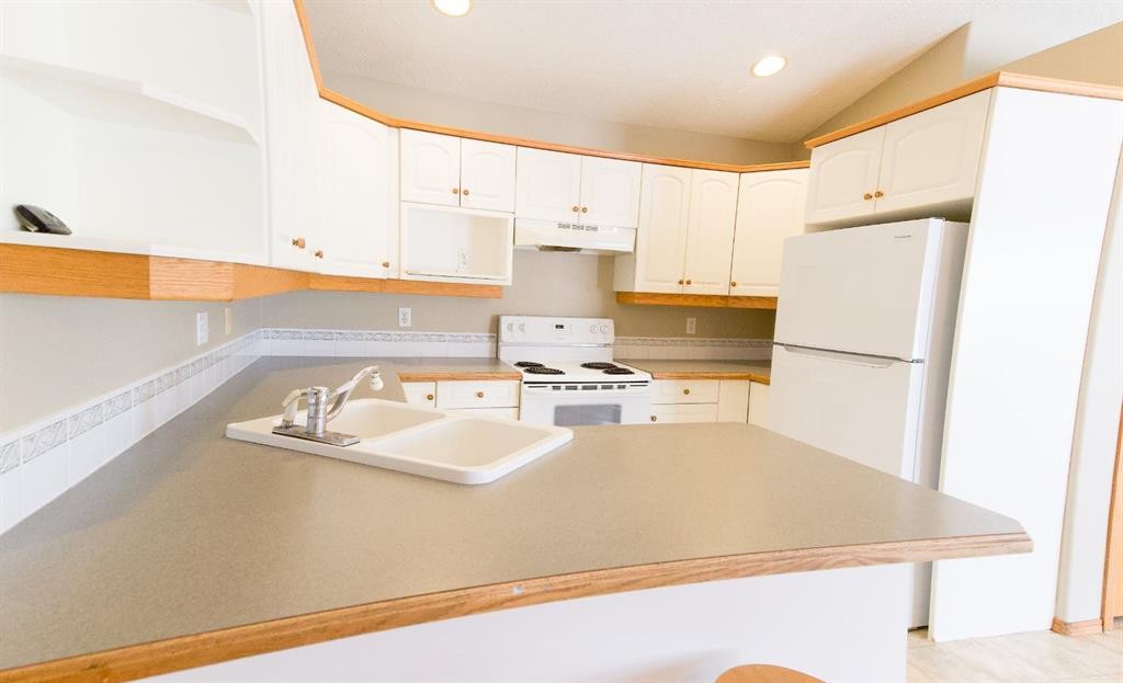 









4605


44

Street,
Sylvan Lake,




AB
T4S 1W7

