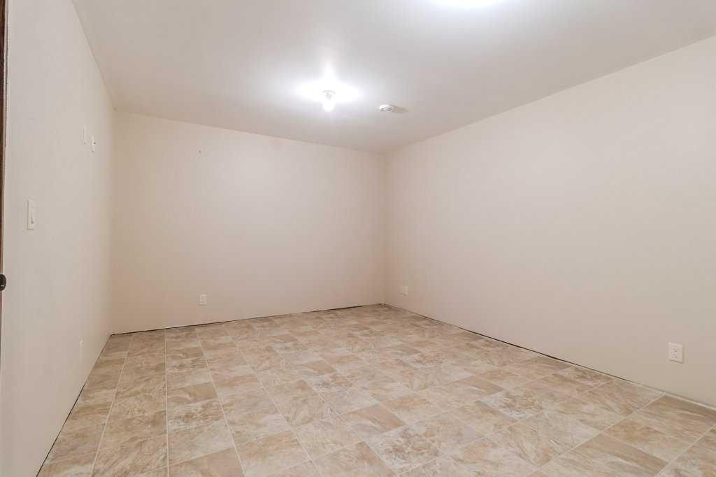 









3


Vista

Close,
Red Deer,




AB
T4R 0N8

