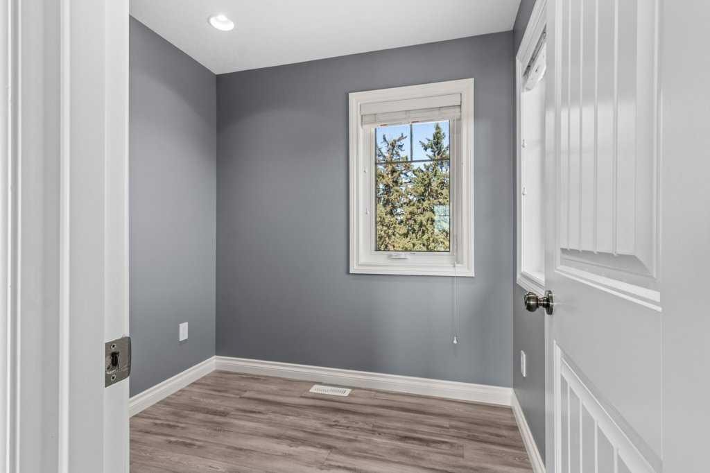 









28513


Township Road 374

,
Rural Red Deer County,




AB
T4N 5E4

