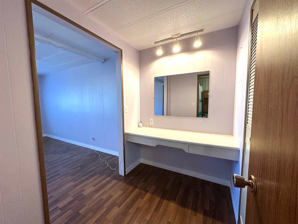 









4601


50

Avenue,
Daysland,




AB
T0B1A0

