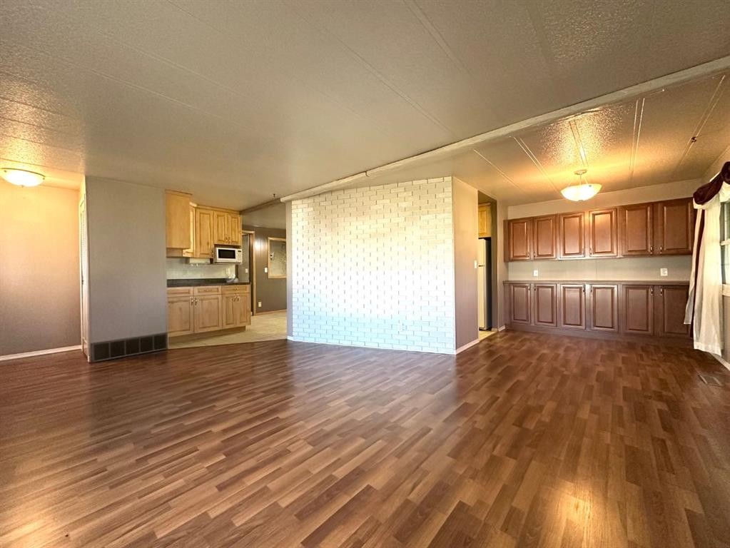 









4601


50

Avenue,
Daysland,




AB
T0B1A0

