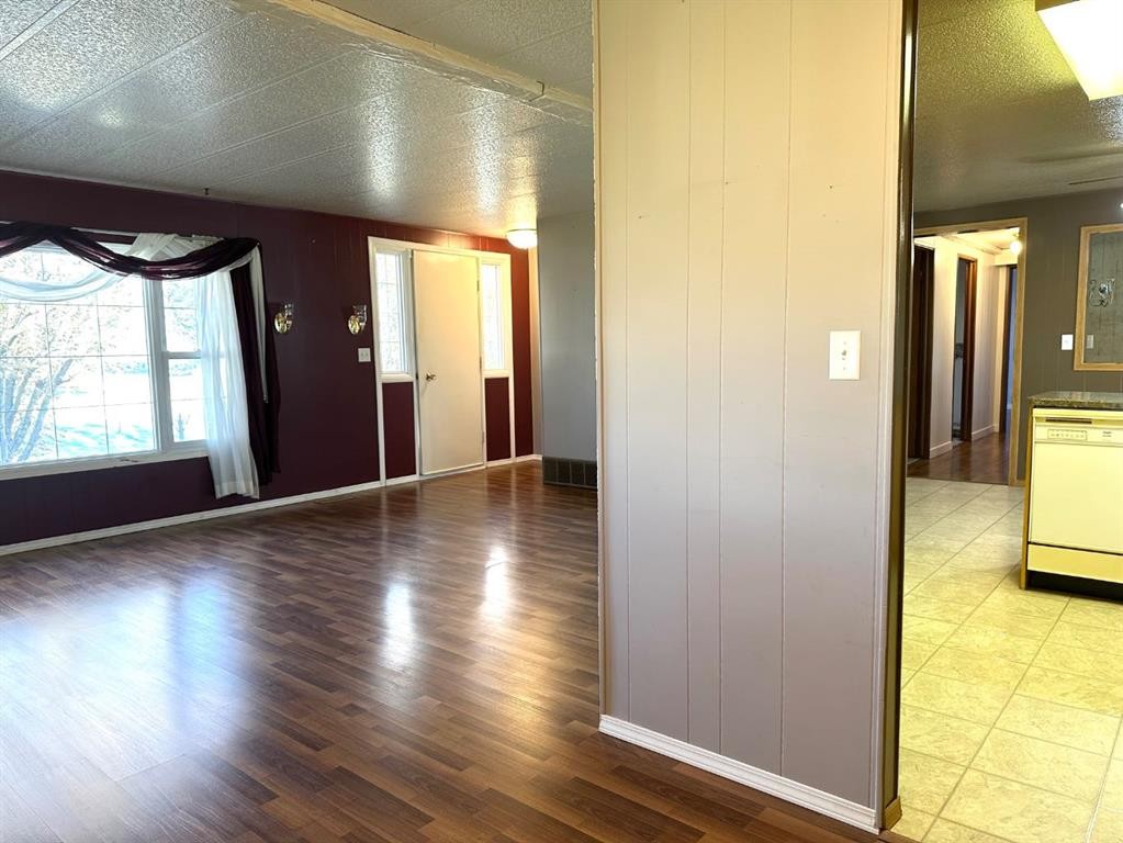 









4601


50

Avenue,
Daysland,




AB
T0B1A0

