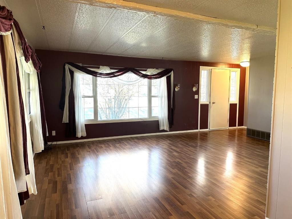 









4601


50

Avenue,
Daysland,




AB
T0B1A0

