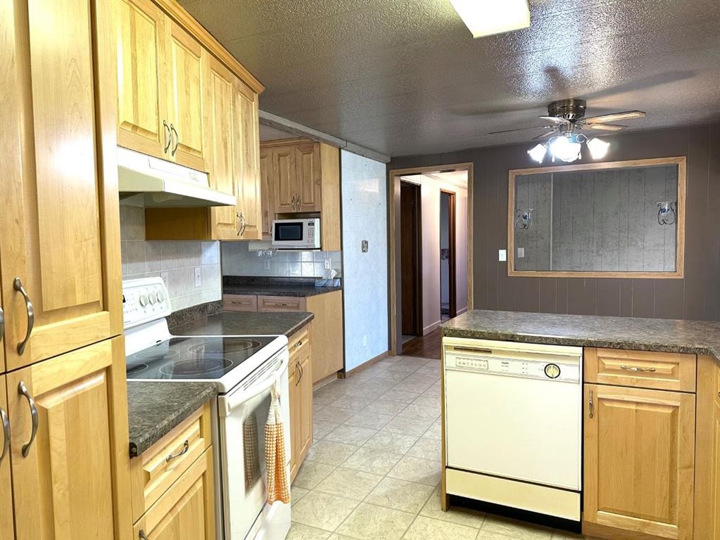 









4601


50

Avenue,
Daysland,




AB
T0B1A0

