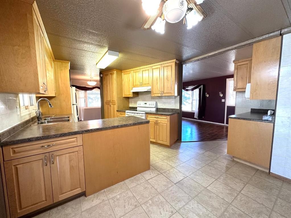 









4601


50

Avenue,
Daysland,




AB
T0B1A0

